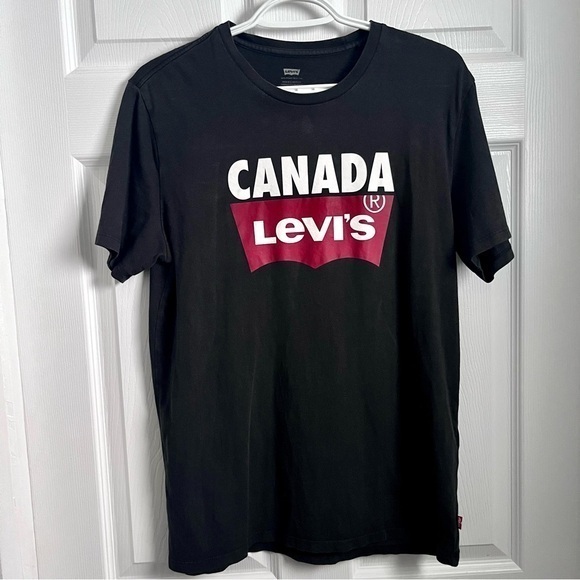 Levi's Tops - 3/25$💥Levi’s Canada t shirt black short sleeve logo graphic top tee Women Medium